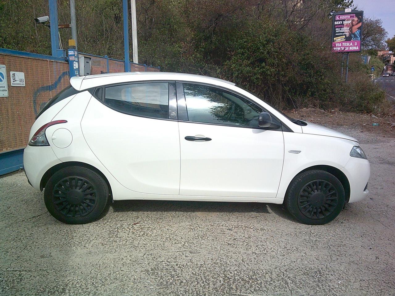 Lancia Ypsilon 1.0 FireFly 5 porte S&S Hybrid Ecochic Silver