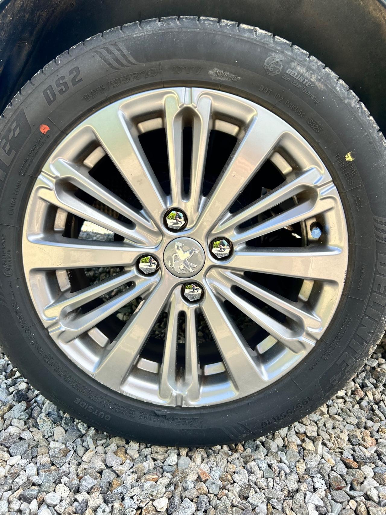 Peugeot 208 PureTech 82 5 porte Allure