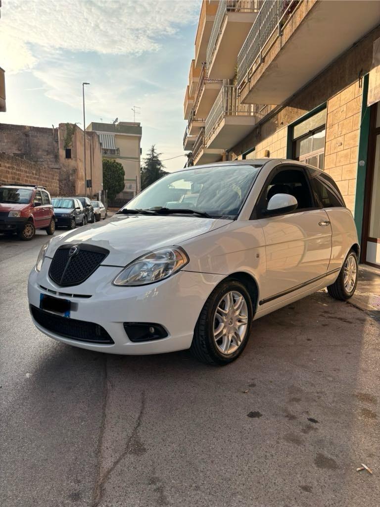 Lancia Ypsilon 1.3 MJT 75 CV MomoDesign