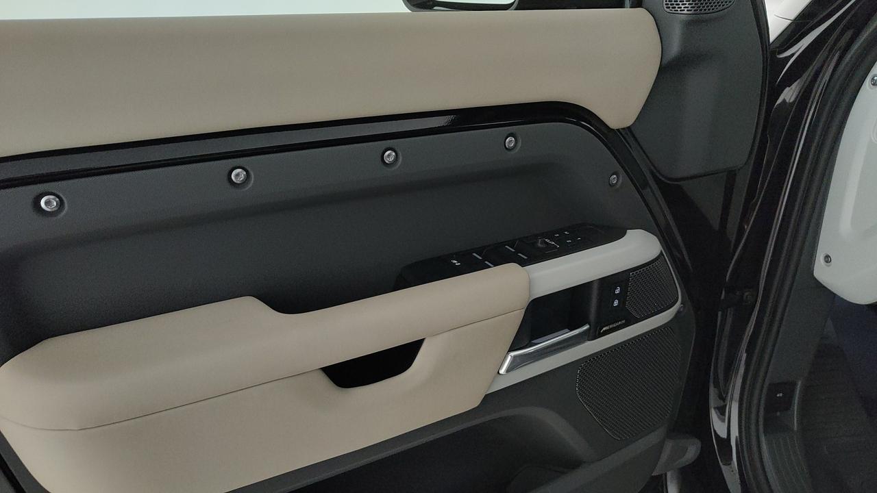 LAND ROVER Defender 110 3.0d i6 mhev X-Dynamic SE awd 200cv auto - autocarro