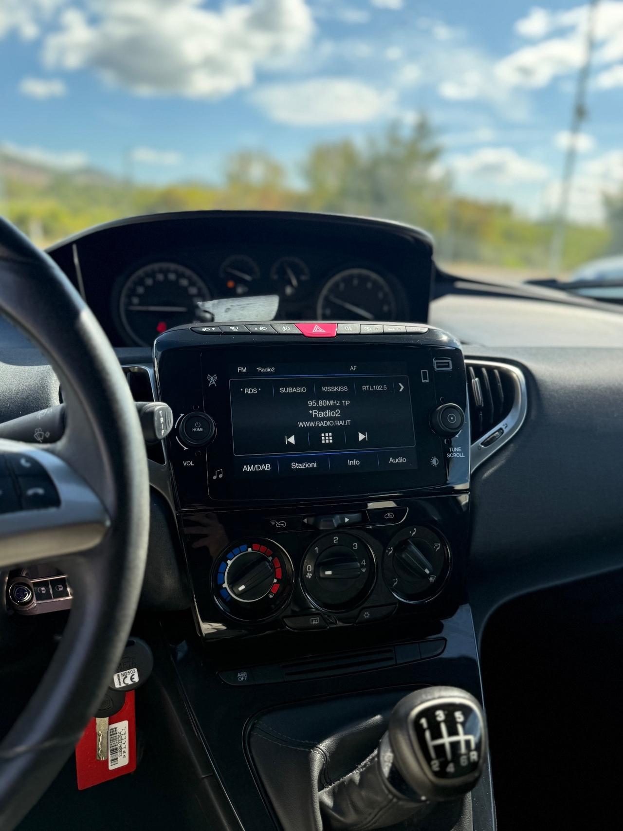 Lancia Ypsilon 1.0 5 porte Hybrid Gold