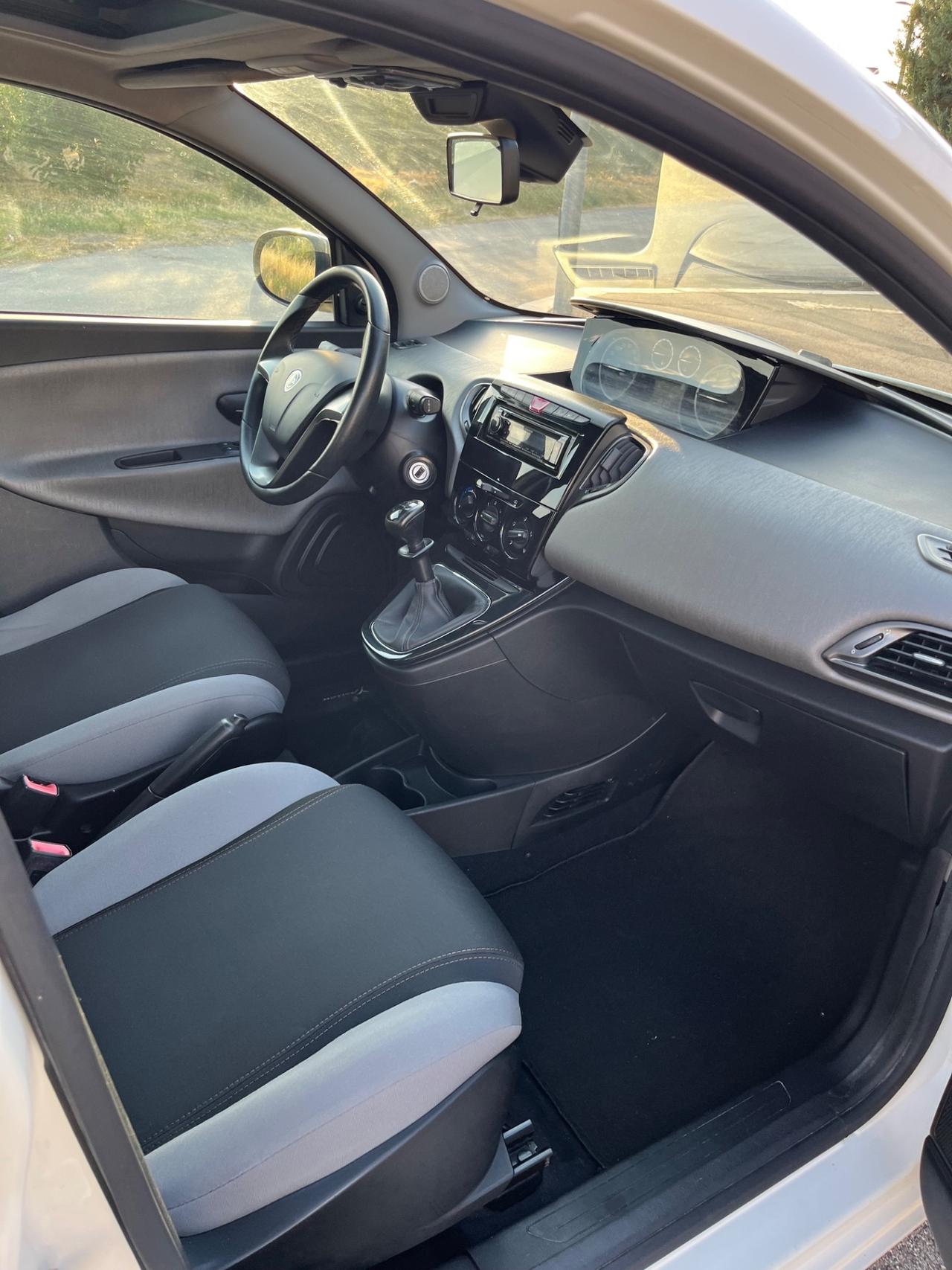 Lancia Ypsilon 1.2 69 CV 5 porte S&S Silver tetto panoramico