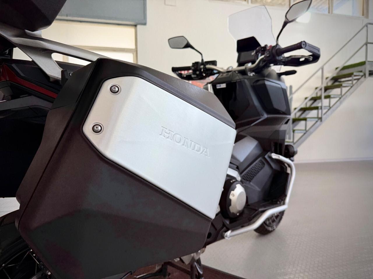 Honda X-ADV 750 con travel pack