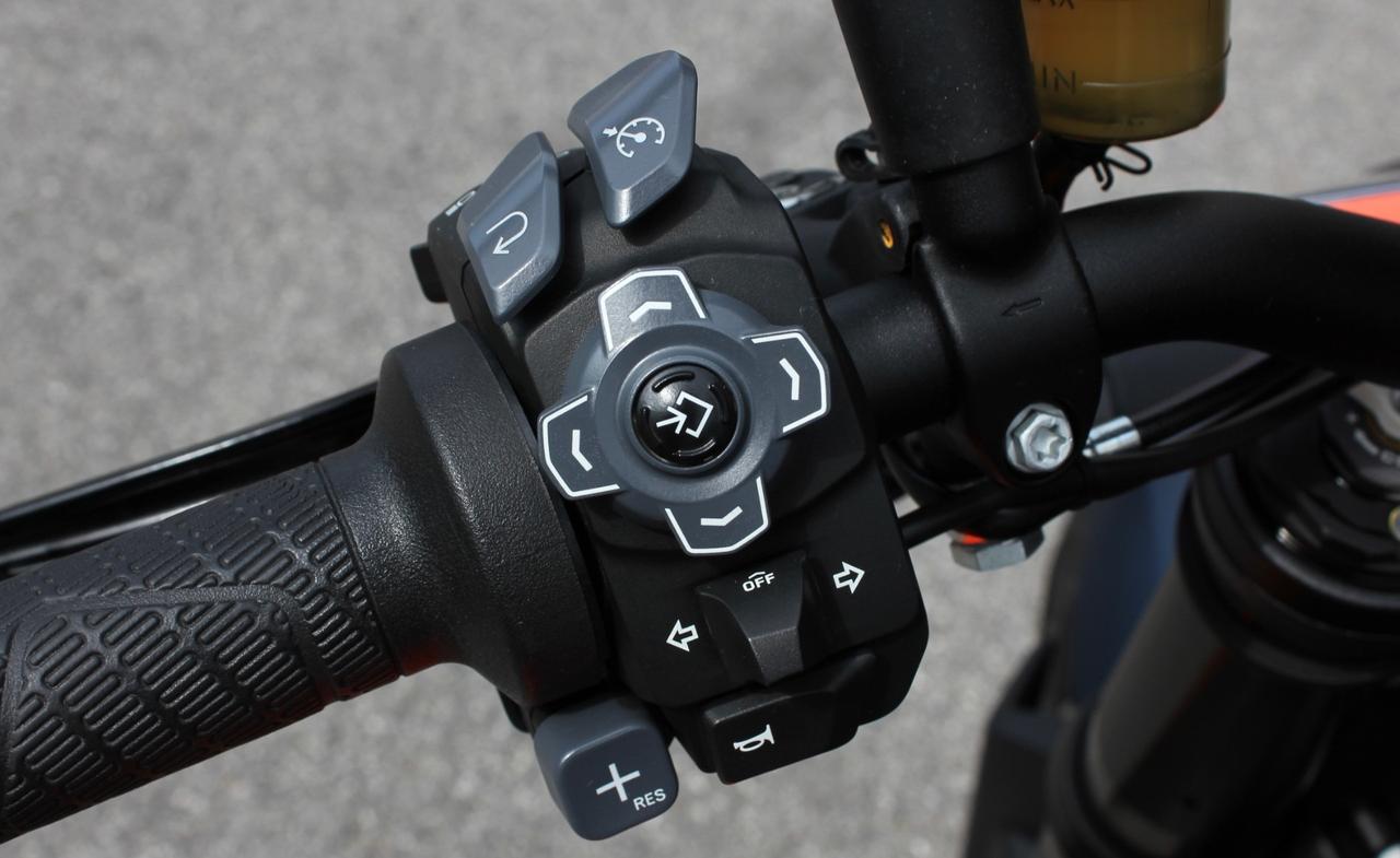 KTM 1290 SUPER DUKE R PARI AL NUOVO TERMINALE AKRAPOVIC