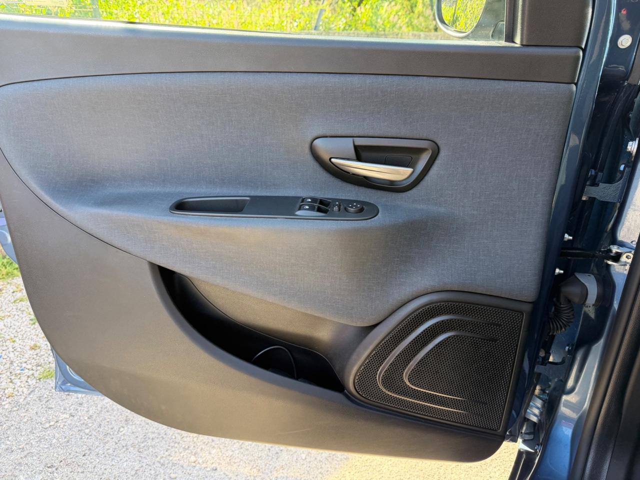 Lancia Ypsilon 1.0 FireFly 5 porte S&S Hybrid Ecochic Silver