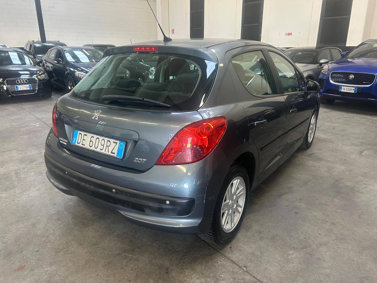 Peugeot 207 1.4 benzina 88cv 5 porte neopatentati