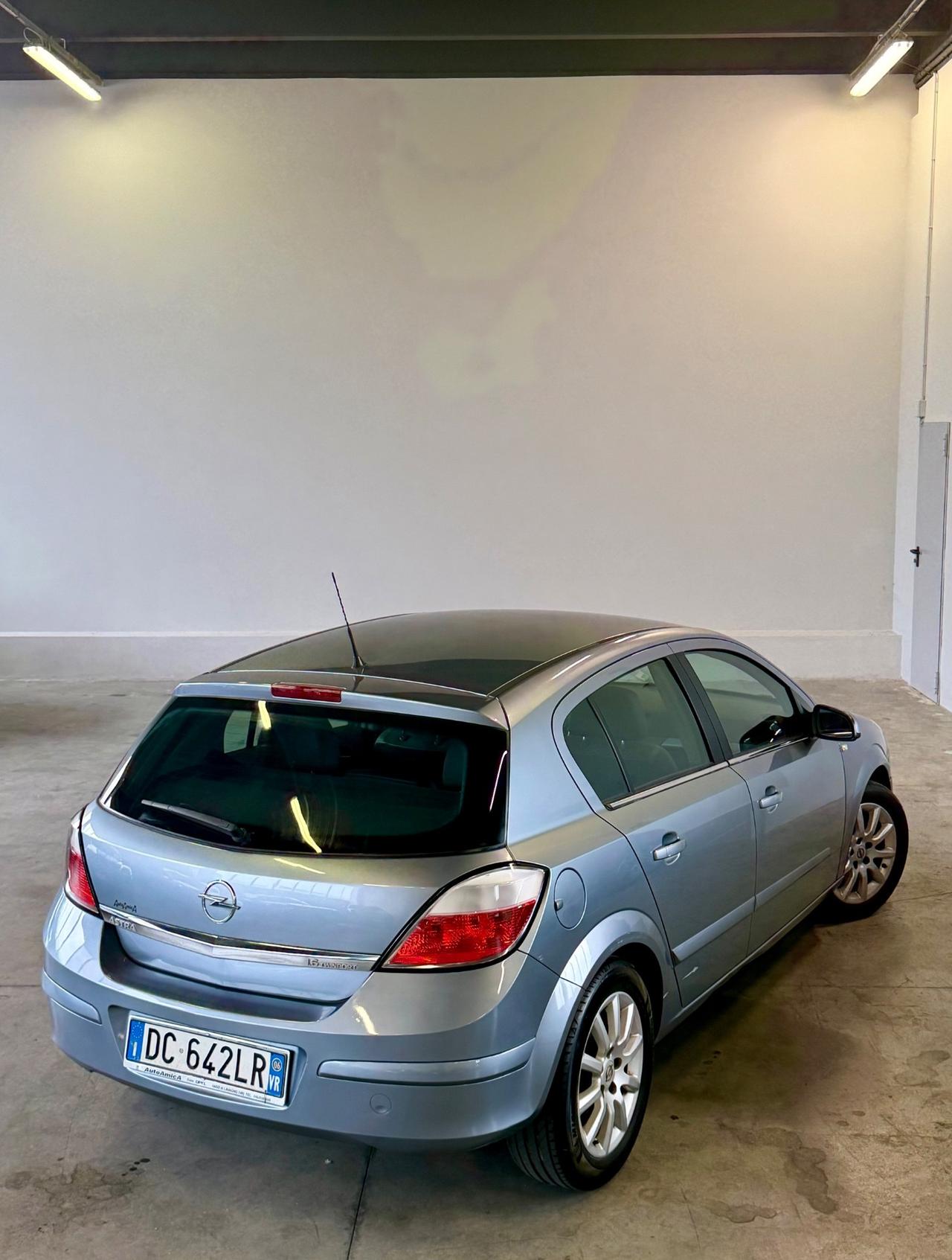 Opel Astra 1.6 16V Twinport 5 porte Cosmo