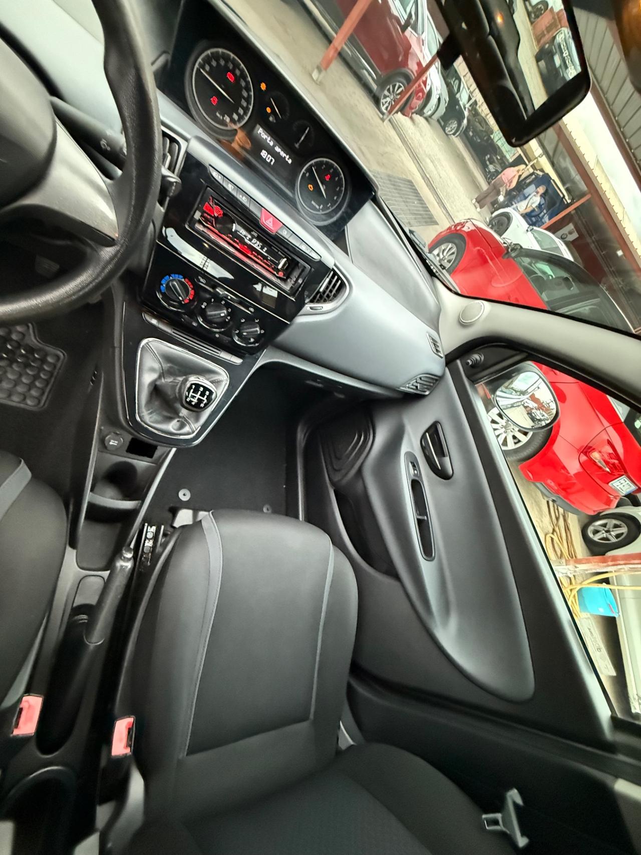 Ypsilon 1.2 69 CV 5 porte/rate/permute/garanzia