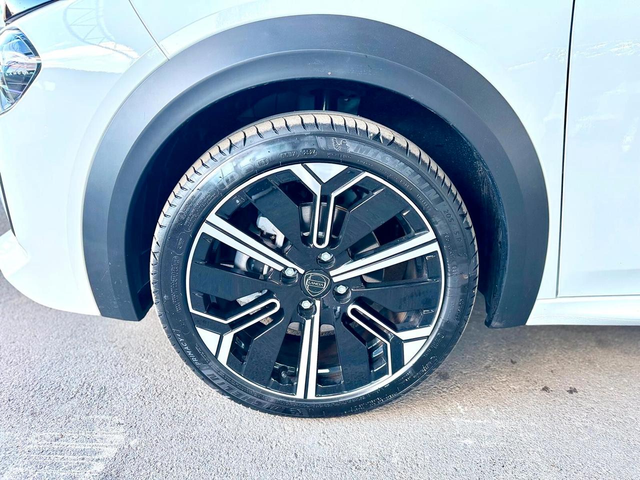 Lancia Ypsilon Hybrid e-DCT