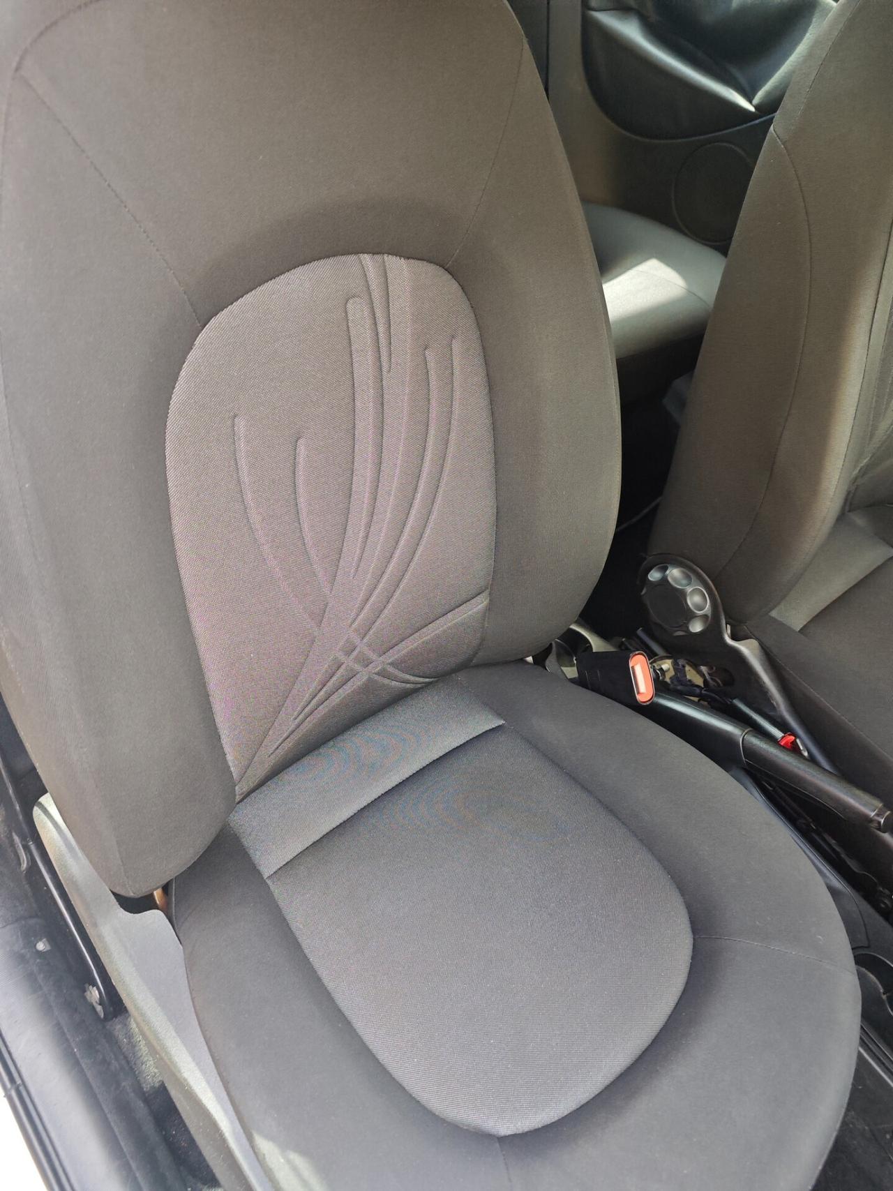 Lancia Ypsilon 1.3 MJT 75 CV Versus