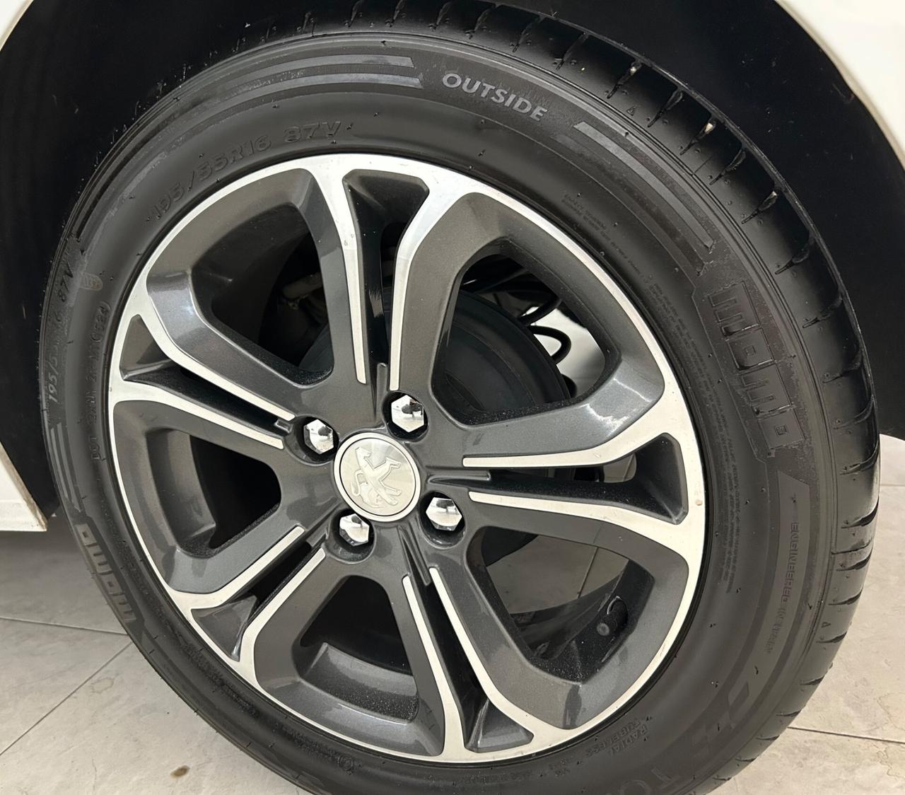 Peugeot 208 1.4 hdi 50kw 2014