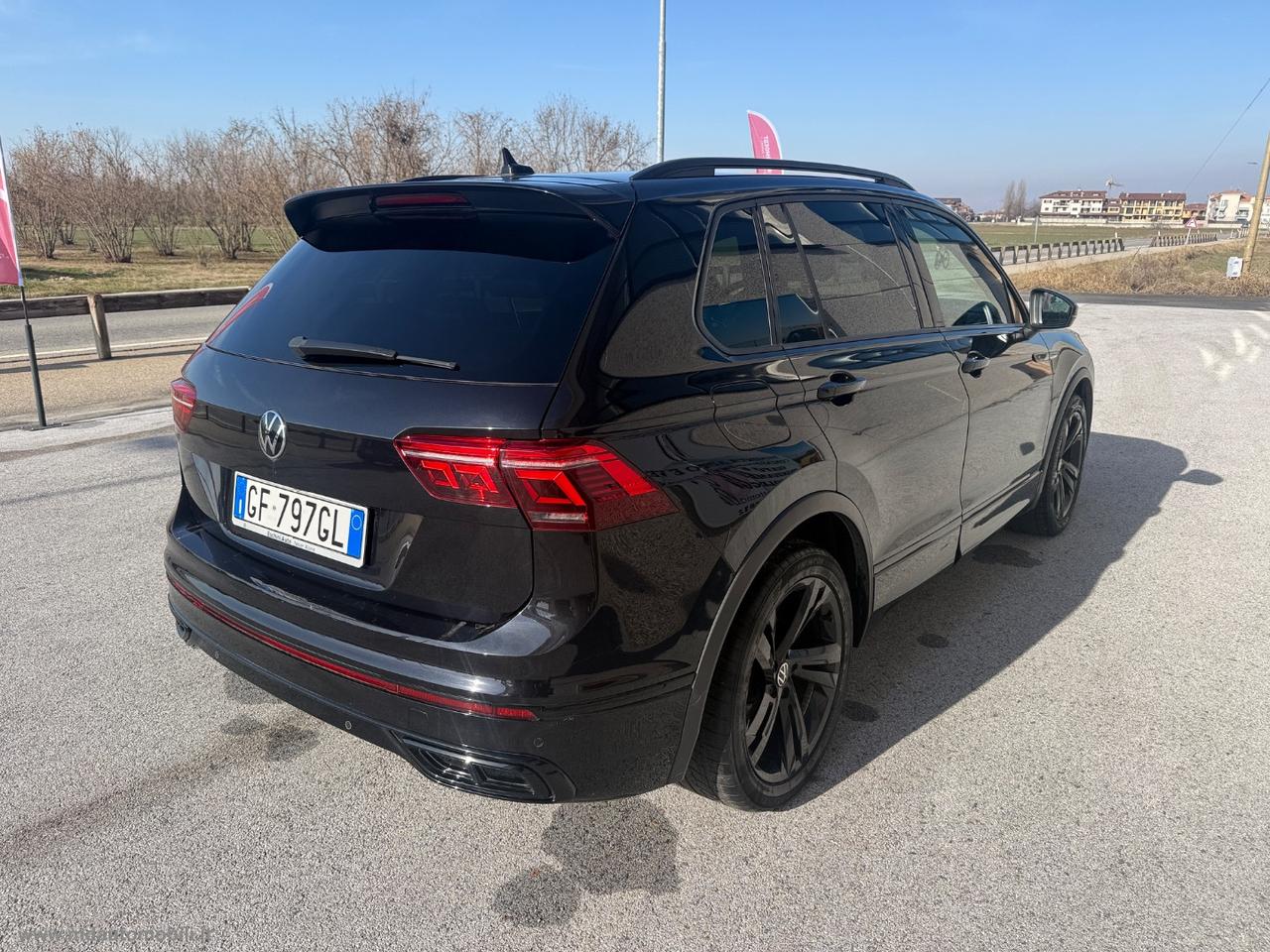 VOLKSWAGEN Tiguan 2.0 TDI 150CV SCR DSG R-Line FULL BLACK NUOVO MODELLO