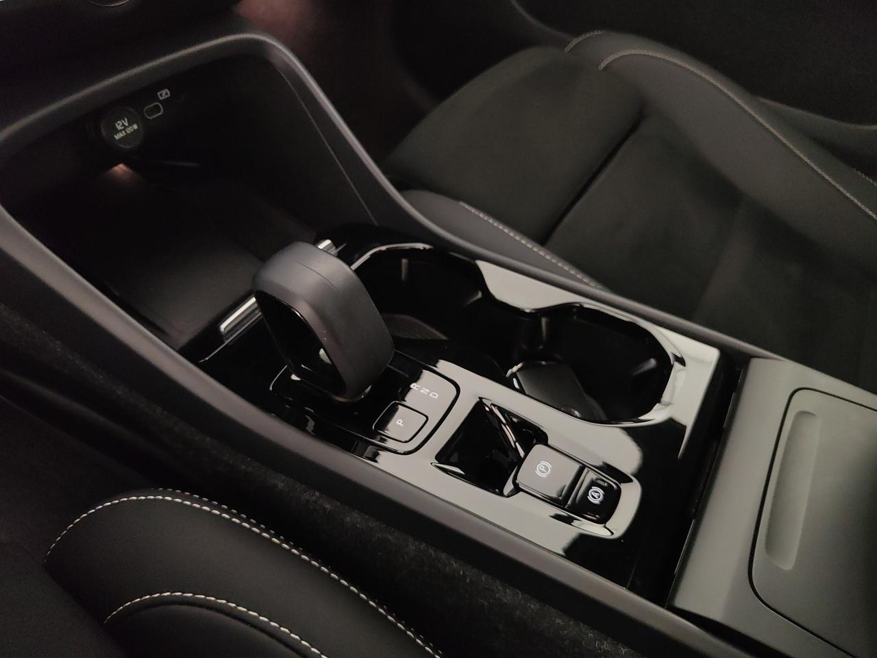 VOLVO XC40 2.0 b3 Ultimate Dark auto