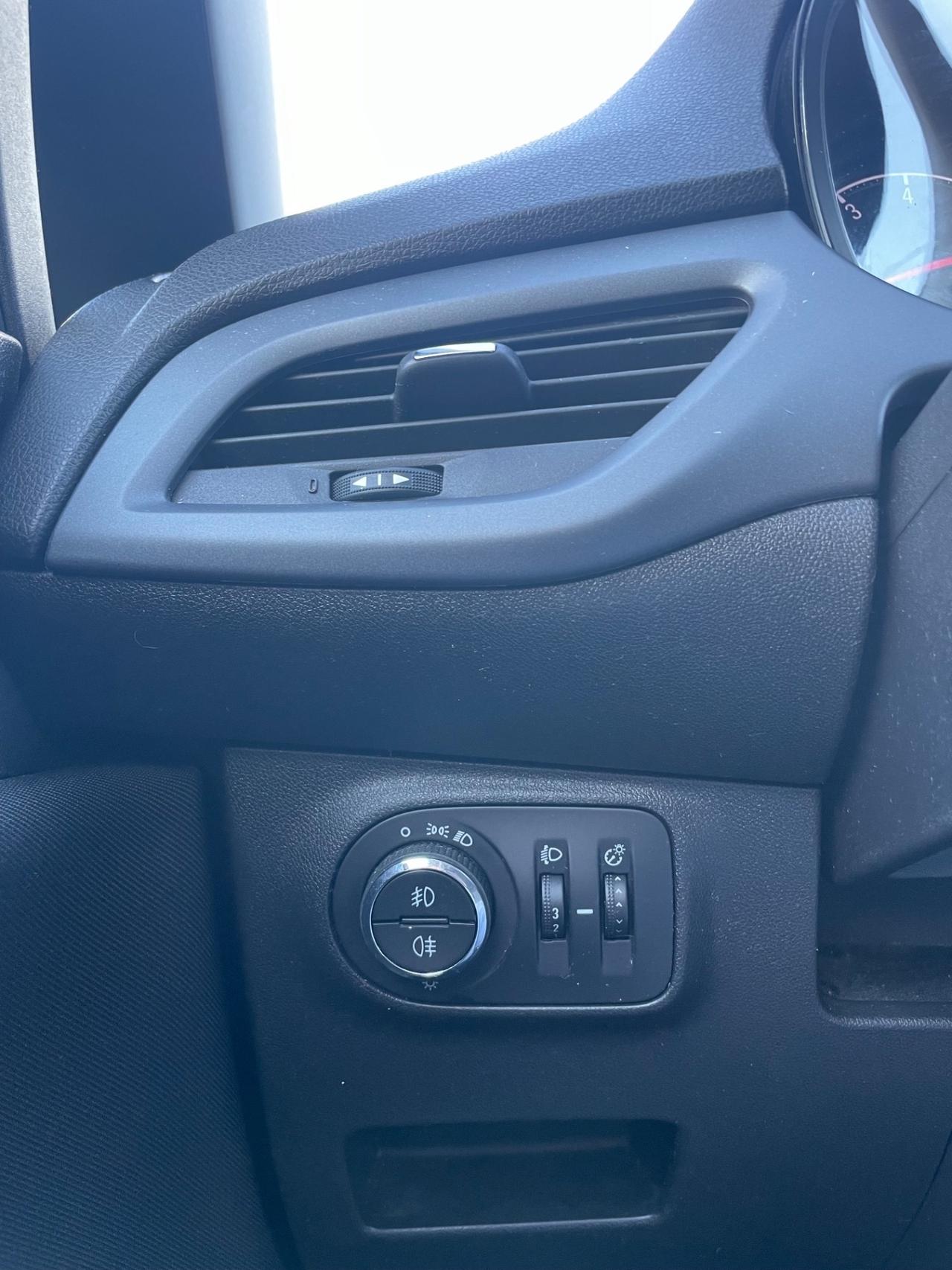 Opel Corsa 1.4 Benzina / GPL - Neopatentati