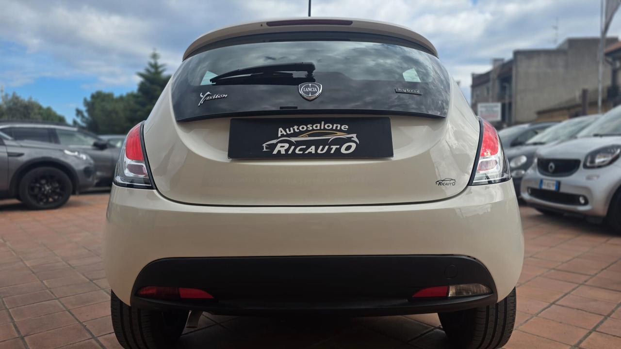 Lancia Ypsilon 1.0 FireFly 5 porte S&S Hybrid Ecochic Silver