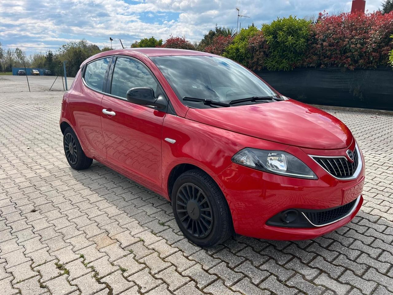 Lancia Ypsilon 1.0 FireFly 5 porte S&S Hybrid Ecochic Silver