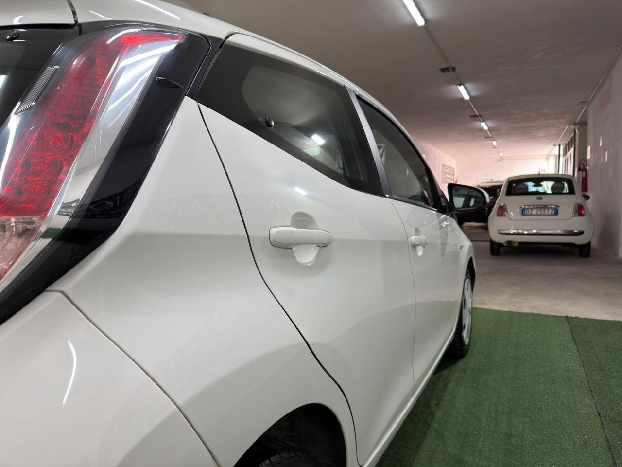 Toyota Aygo 1.0 VVT-i 69 CV 5 porte x-clusiv
