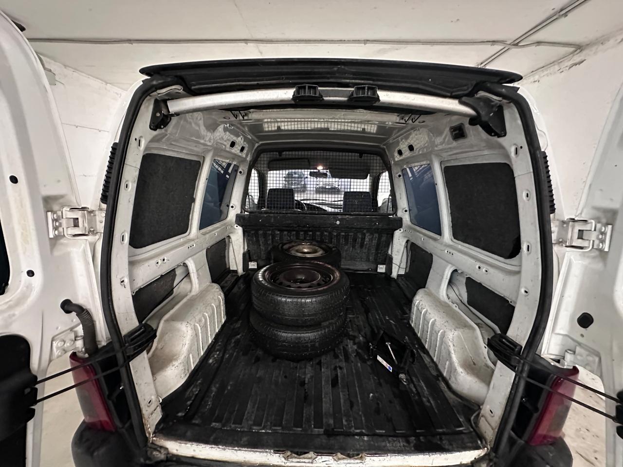 Peugeot Ranch 1.9 Diesel anno 1997 con 180.000 km Vettura utilizzata da un solo locatore, in ordine di tutto ! Furgoncino piccolo dai consumi ridotti Cabina comunicante, In aggiunta 4 cerchi gommati. Verrà consegnata con tagliando preconsegna Si valut