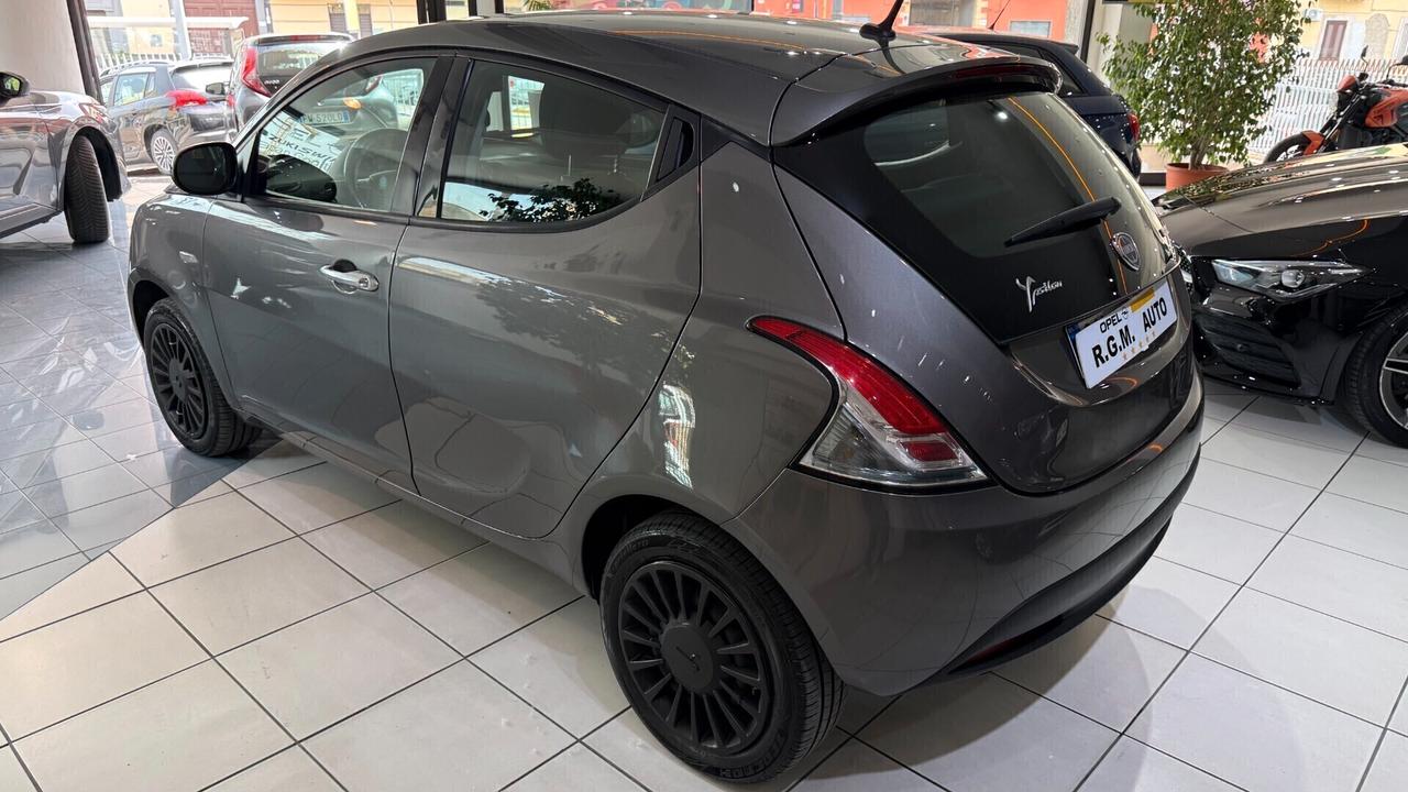 Lancia Ypsilon 1.0 FireFly 5 porte S&S Hybrid Silver