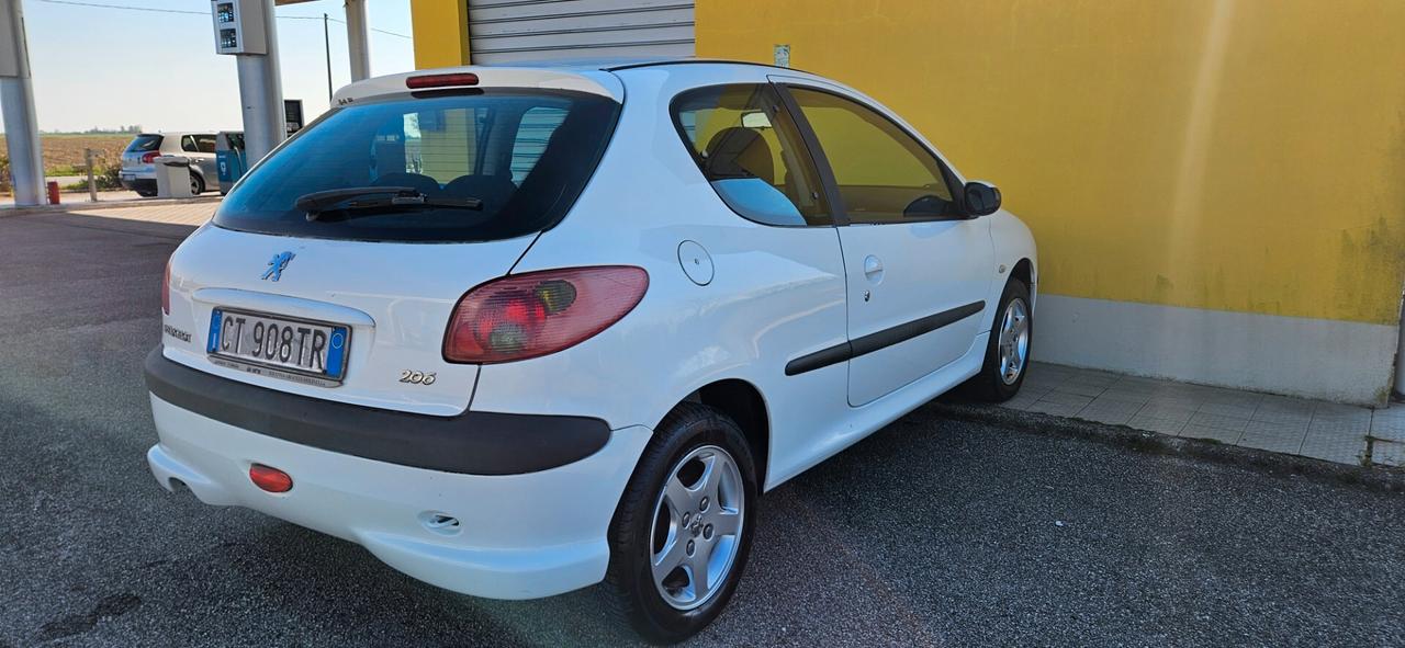 Peugeot 206 1.1 3p. XT
