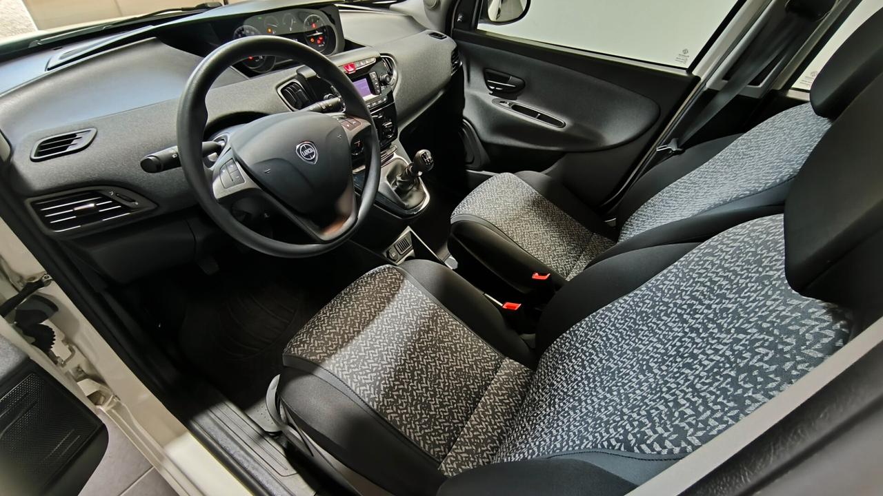 Lancia Ypsilon 1.0 FireFly 5 porte S&S Hybrid Ecochic Silver