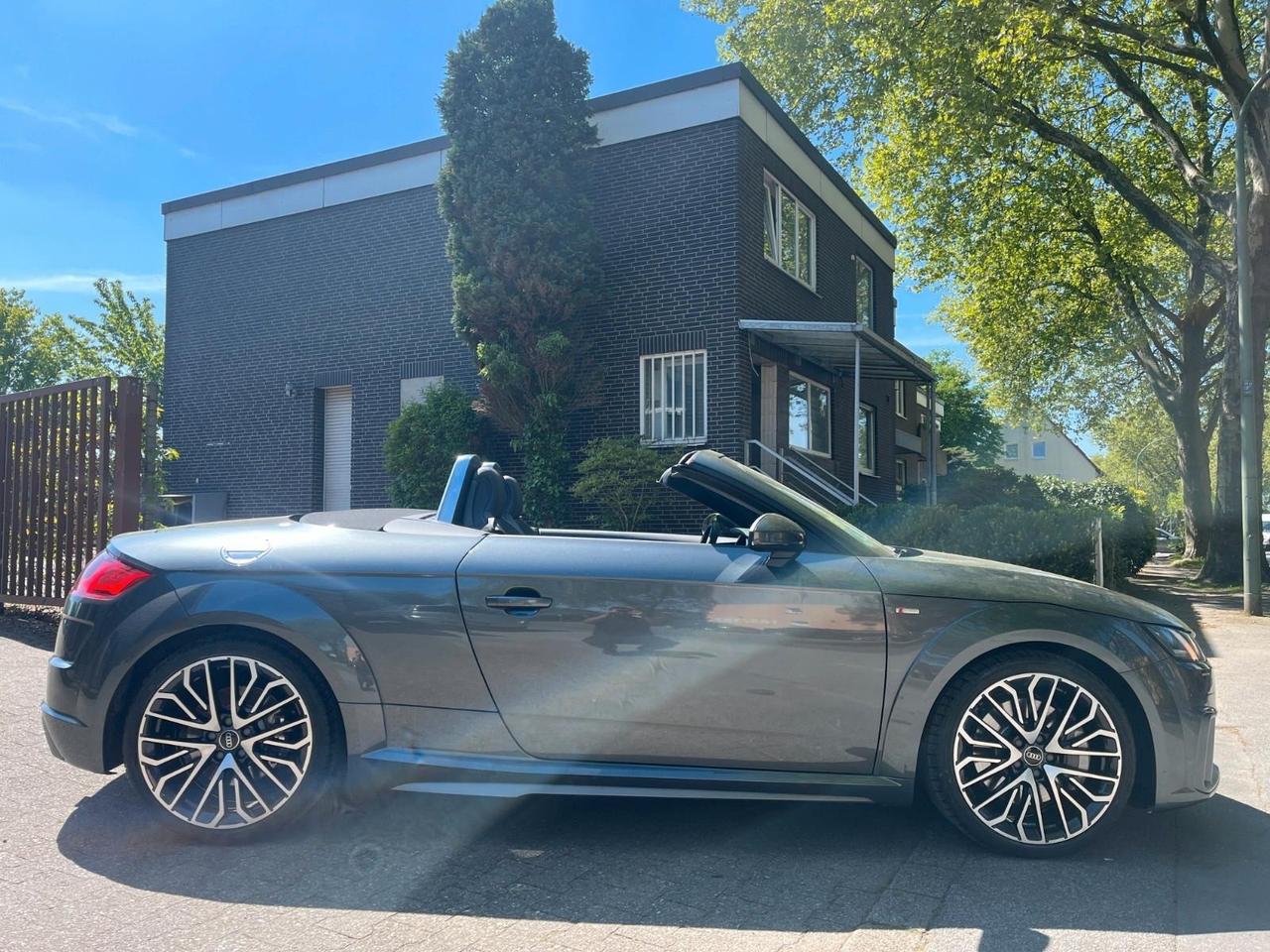 Audi TT TTS Roadster TFSI quattro S tronic sport attitude