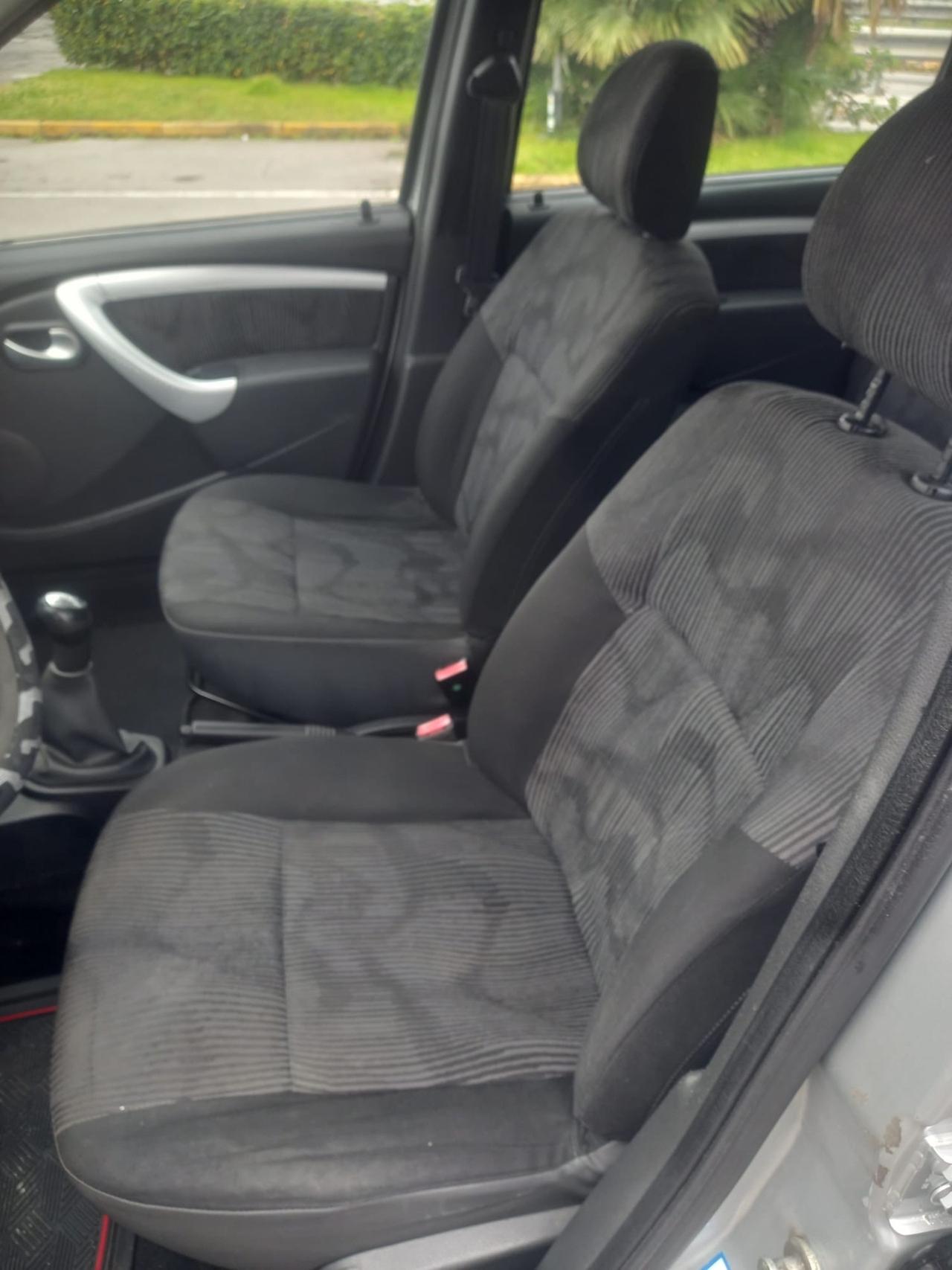 Dacia Logan 2010 con gancio traino
