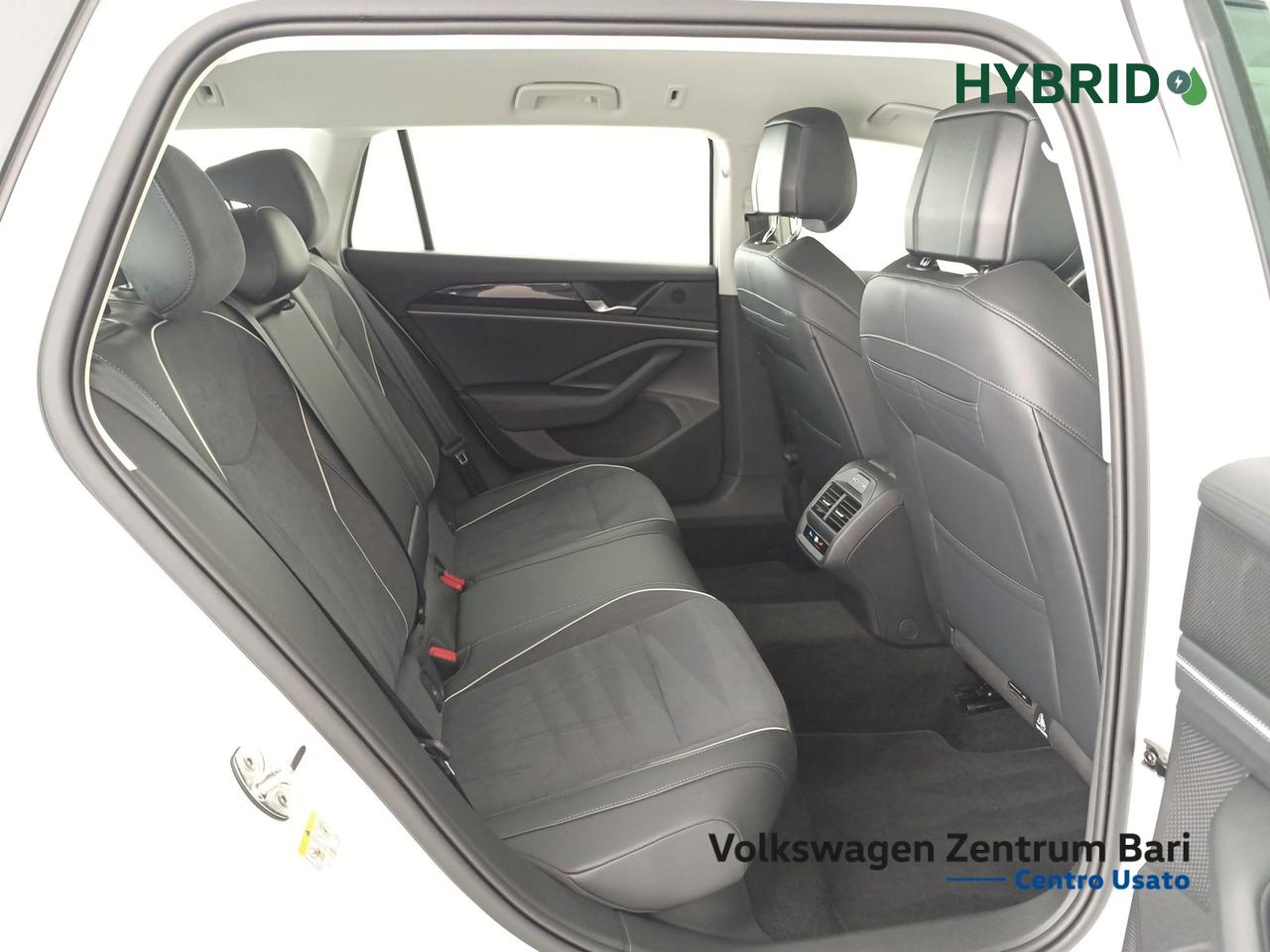 Volkswagen Passat 1.5 tsi ehybrid business 204cv dsg