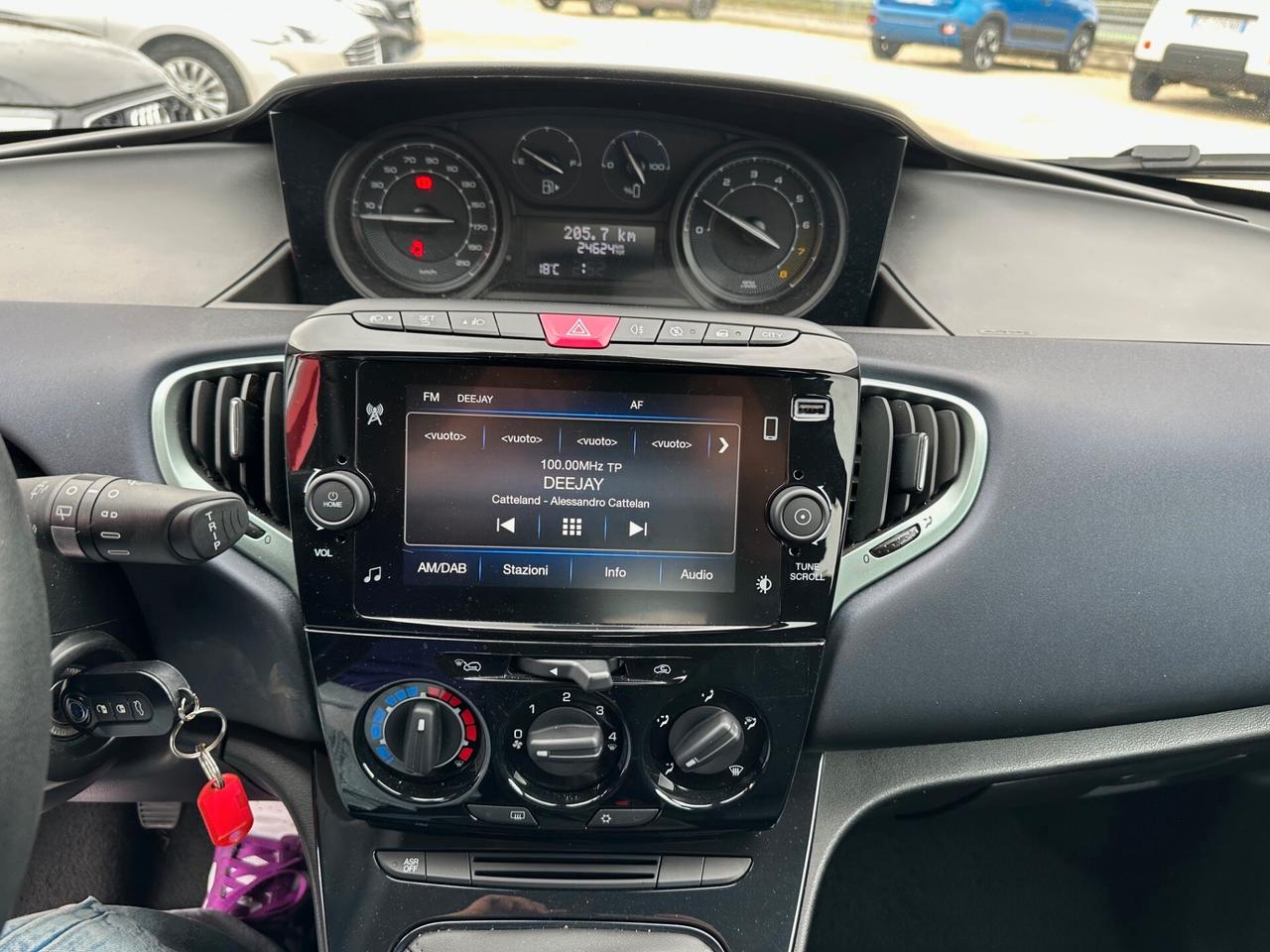 Lancia Ypsilon 1.0 Hybrid Platino full optional