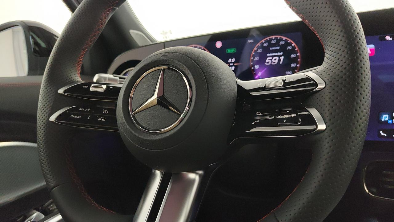 Mercedes-Benz GLB 250+ con tecnologia EQ