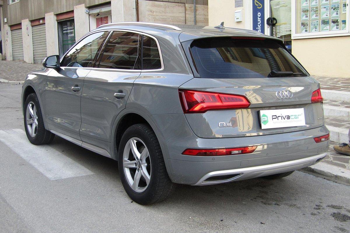 AUDI Q5 40 TDI quattro S tronic Business