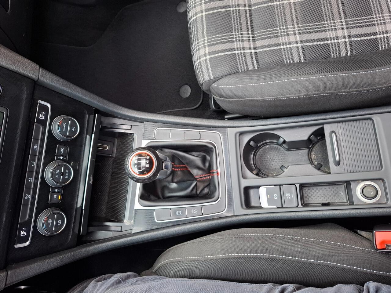 Volkswagen Golf - 2.0 TDI GTD PANO