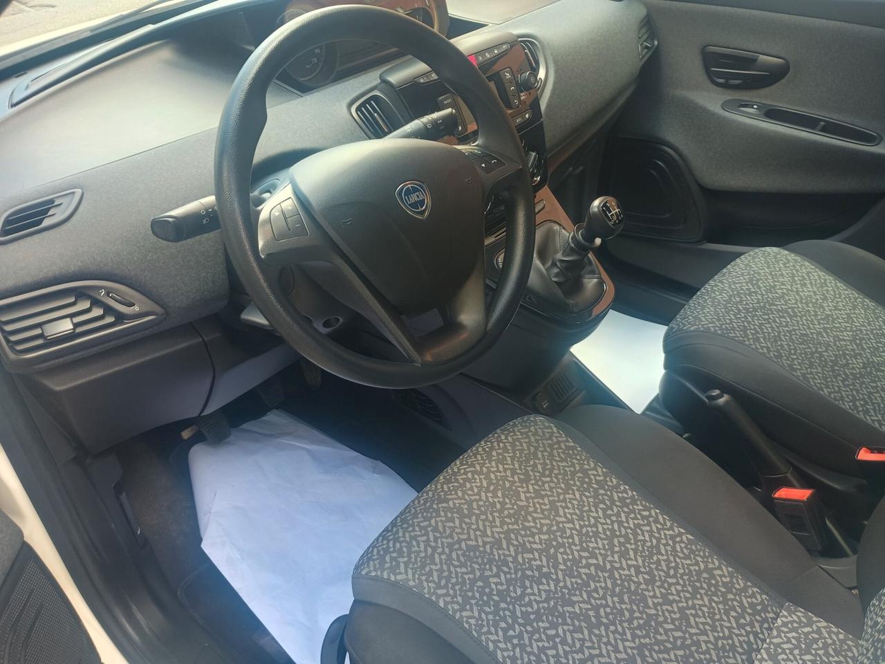 Lancia Ypsilon 1.0 FireFly 5 porte S&S Hybrid Ecochic Silver