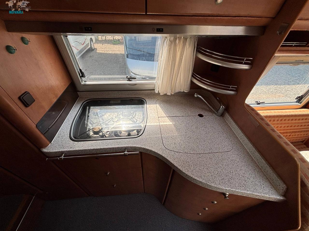 CARTHAGO CHIC I 47 - motorhome con letto matrimoniale in coda ed ampio garage