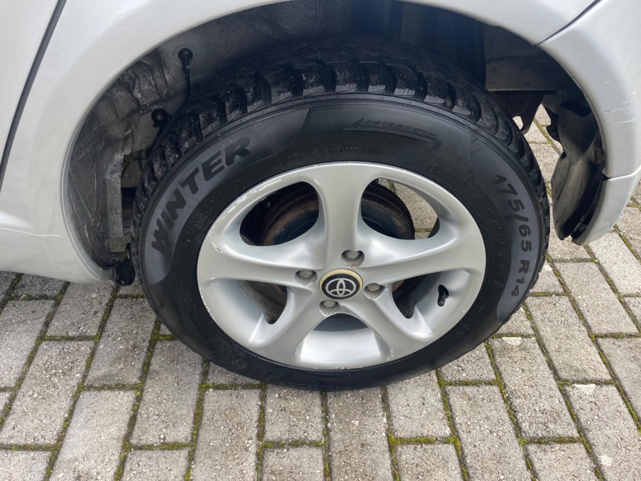 Toyota Yaris 1.0i 16V cat 5 porte Sol