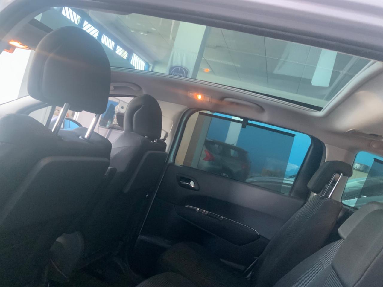 Peugeot 5008 2.0 HDi 150CV Féline
