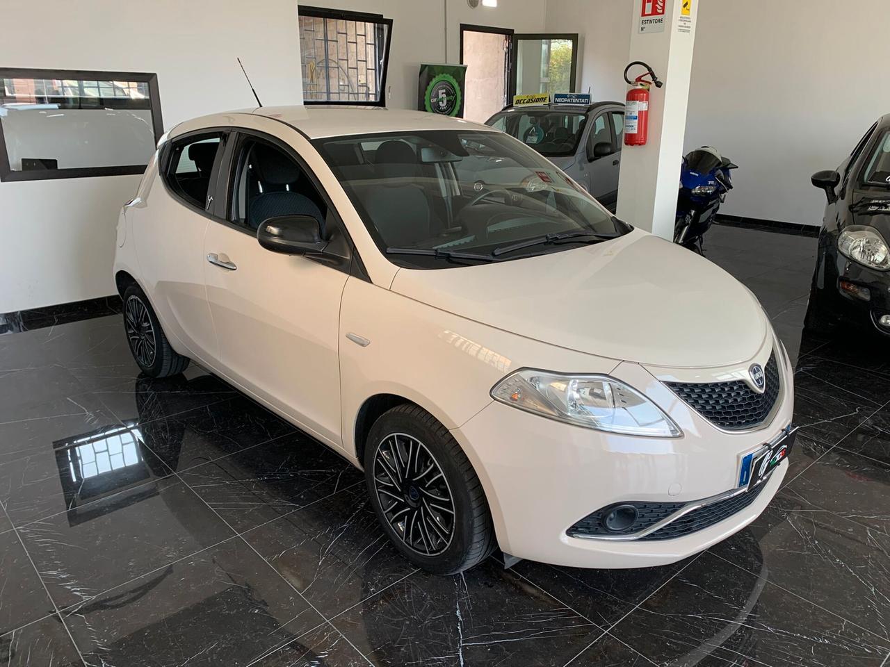 Lancia Ypsilon 1.2 69 CV 5 porte Silver