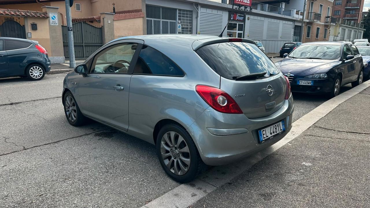 Opel Corsa 1.2 3 porte b-color