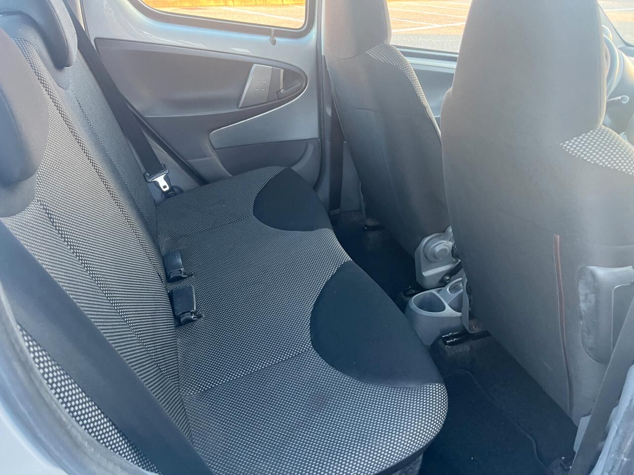 Toyota Aygo 1.0 12V VVT-i 5 porte Sol Connect Red Edition NEOPATENTATI