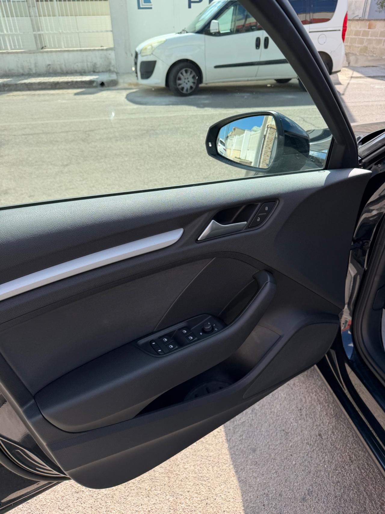 Audi A3 1.6 TDI 110 cv Attraction-2015/LED/NAVI