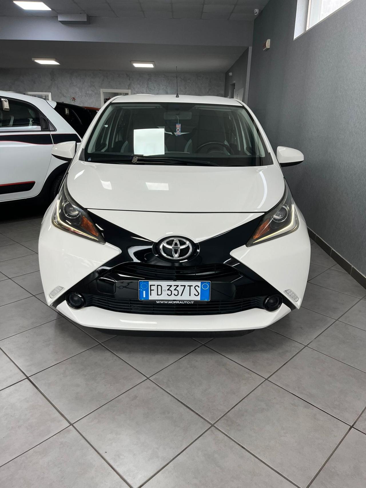 Toyota Aygo 1.0 VVT-i 69 CV 5 porte x-black