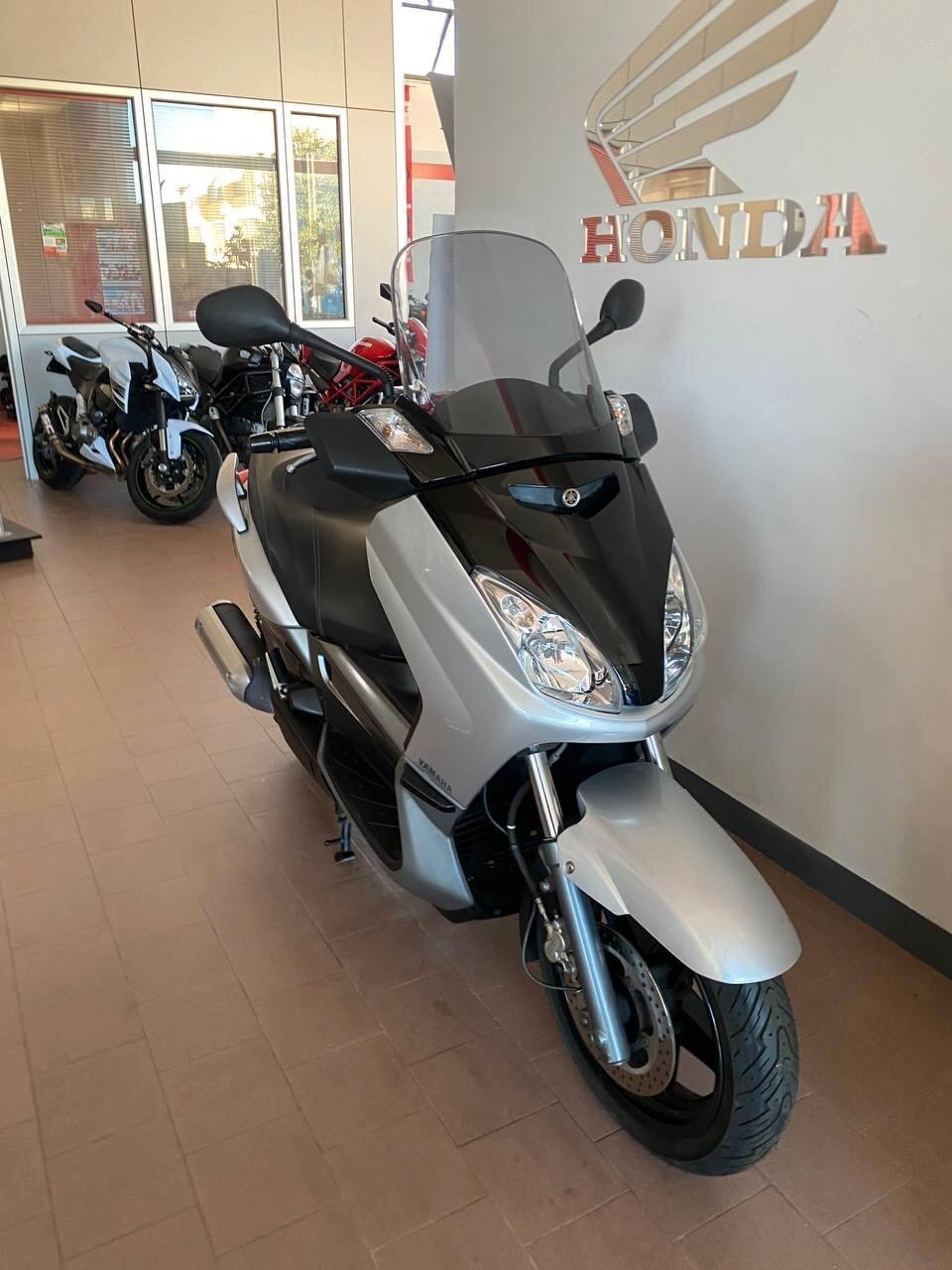 Yamaha X-Max 250