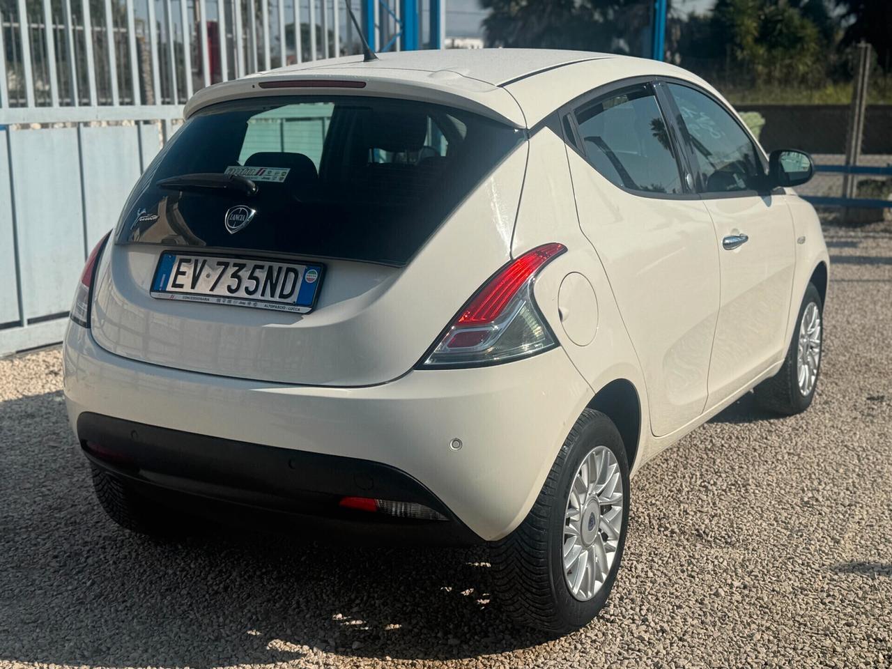 Lancia Ypsilon 0.9 TwinAir 85 CV 5 porte Metano Ecochic Gold pari al nuovo 2014