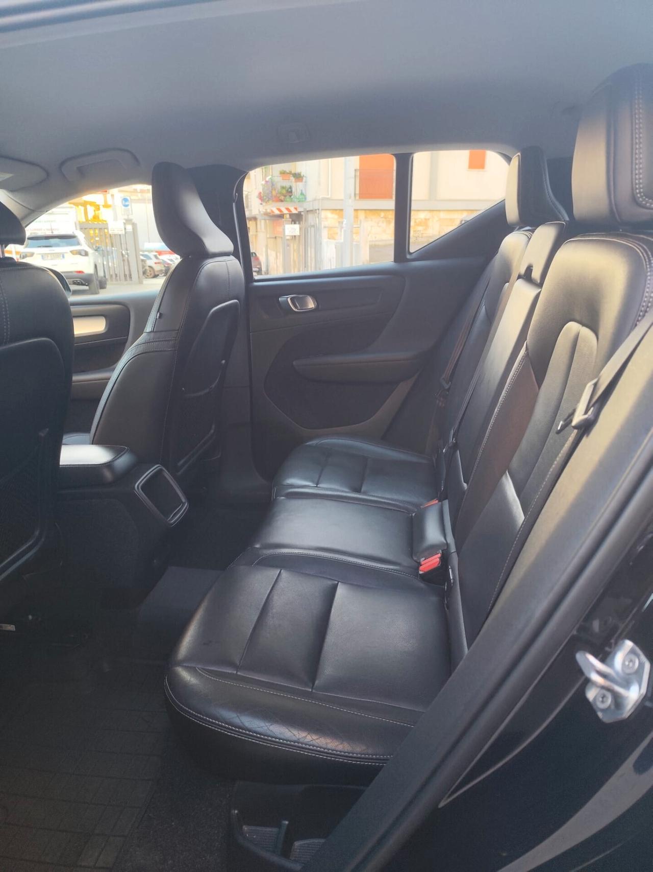 Volvo XC40 2.0 D3 Momentum * Strafull * Pelle * Navi * Garantita 12 Mesi