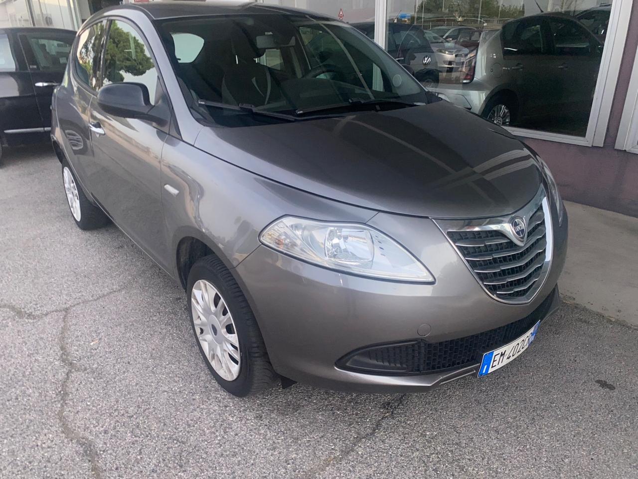 Lancia Ypsilon 0.9 TwinAir 85 CV 5 porte Metano Ecochic Silver