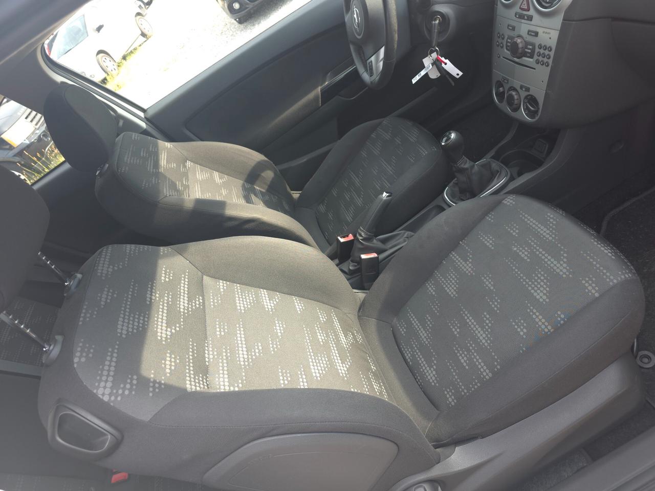 Opel Corsa 1.2 3 porte b-color