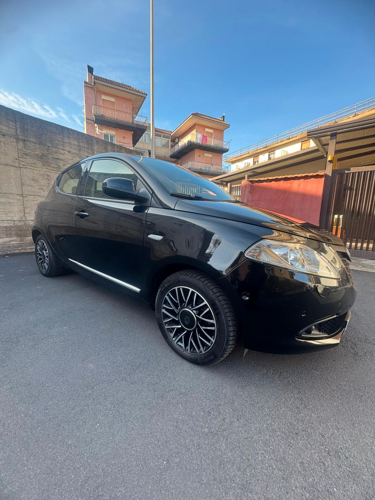 Lancia Ypsilon 1.3 MJT 16V 95 CV 5 porte S&S S Momodesign