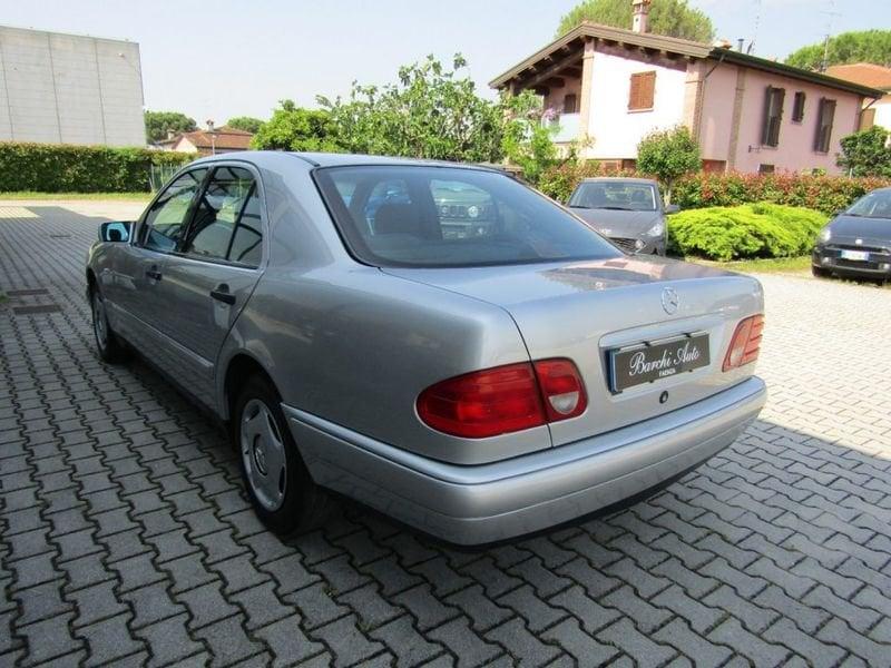 Mercedes-Benz Classe E E 200 cat Classic QUATTRO FARI - UNICO PROPRIETARIO