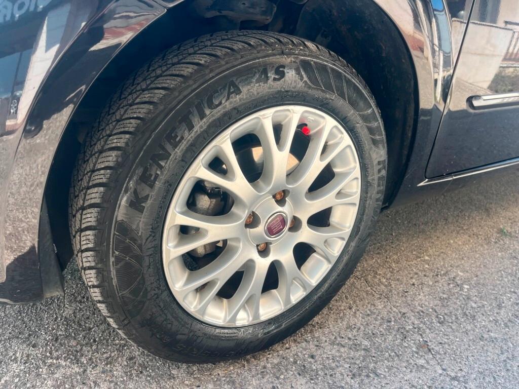 Fiat Punto 1.4 5 porte cambio manuale e automatico