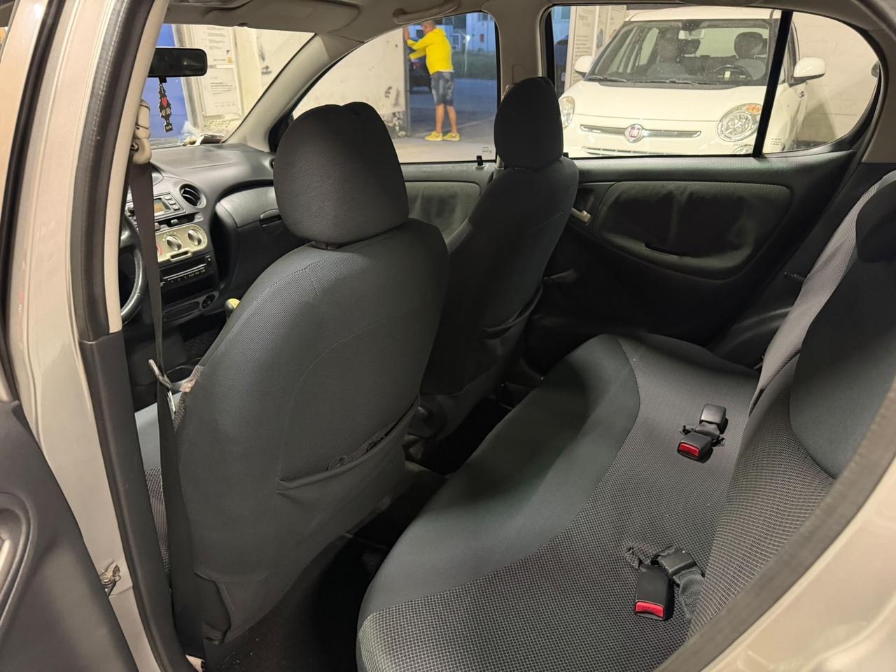 Toyota Yaris 1.3i 16V cat 5 porte Sol